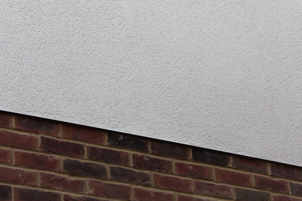 Как штукатурить стены цементно-известковым раствором?